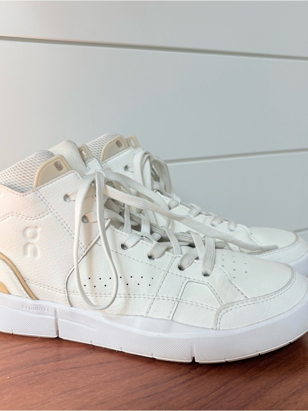 On cloud Running The Roger Clubhouse Mid High Top White Tan Women’s 6 Athletic - Picture 2 of 8